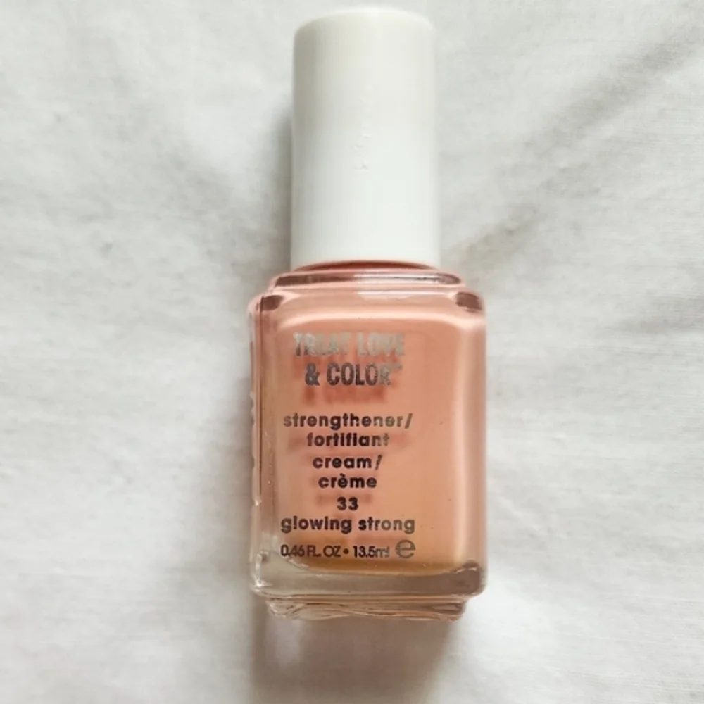 Essie treat love & color nail Color 33 Glowin